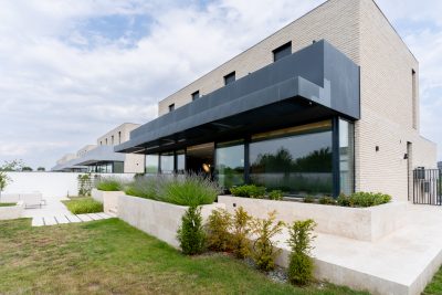 Poza din exterior a vilei cu etaj CUBES