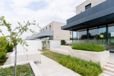 Poza din exterior a vilei cu etaj CUBES