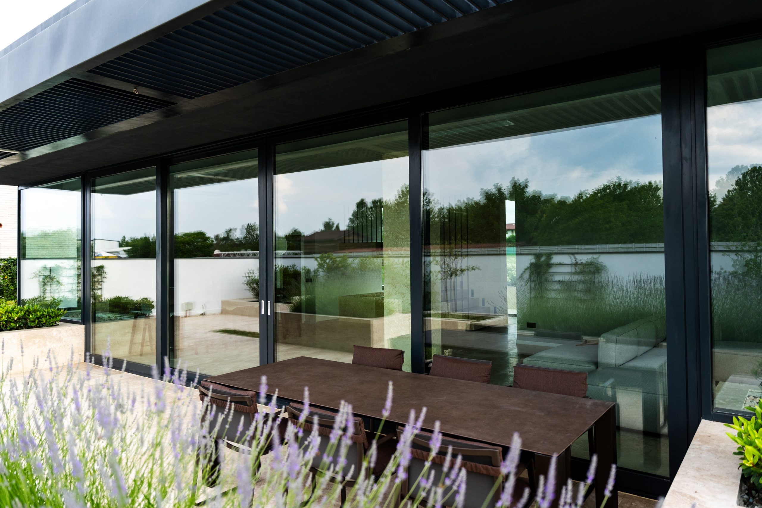 Terasa exterior langa sufragerie