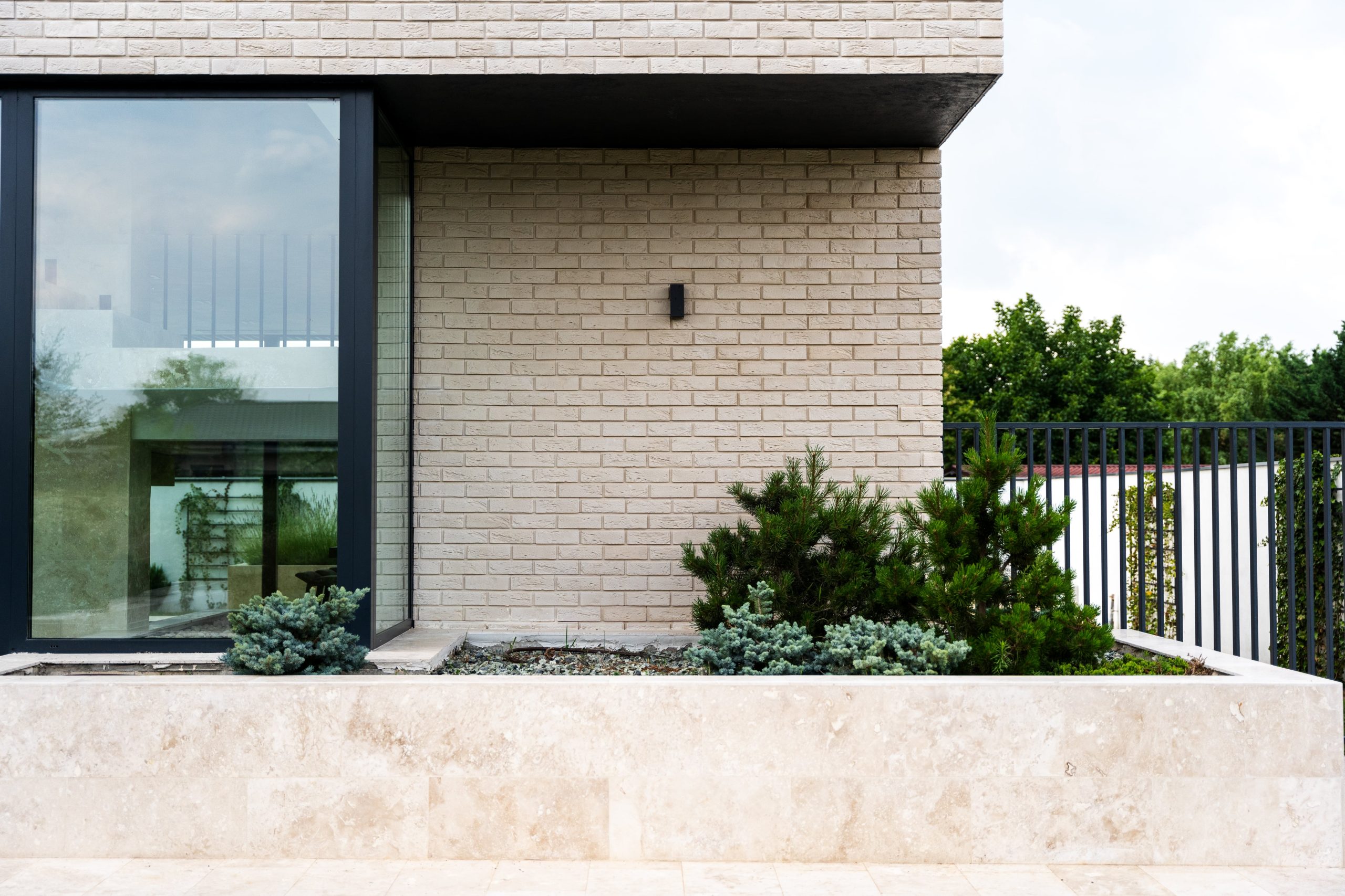 Perete si geam exterior cu spatiu verde de la intrare